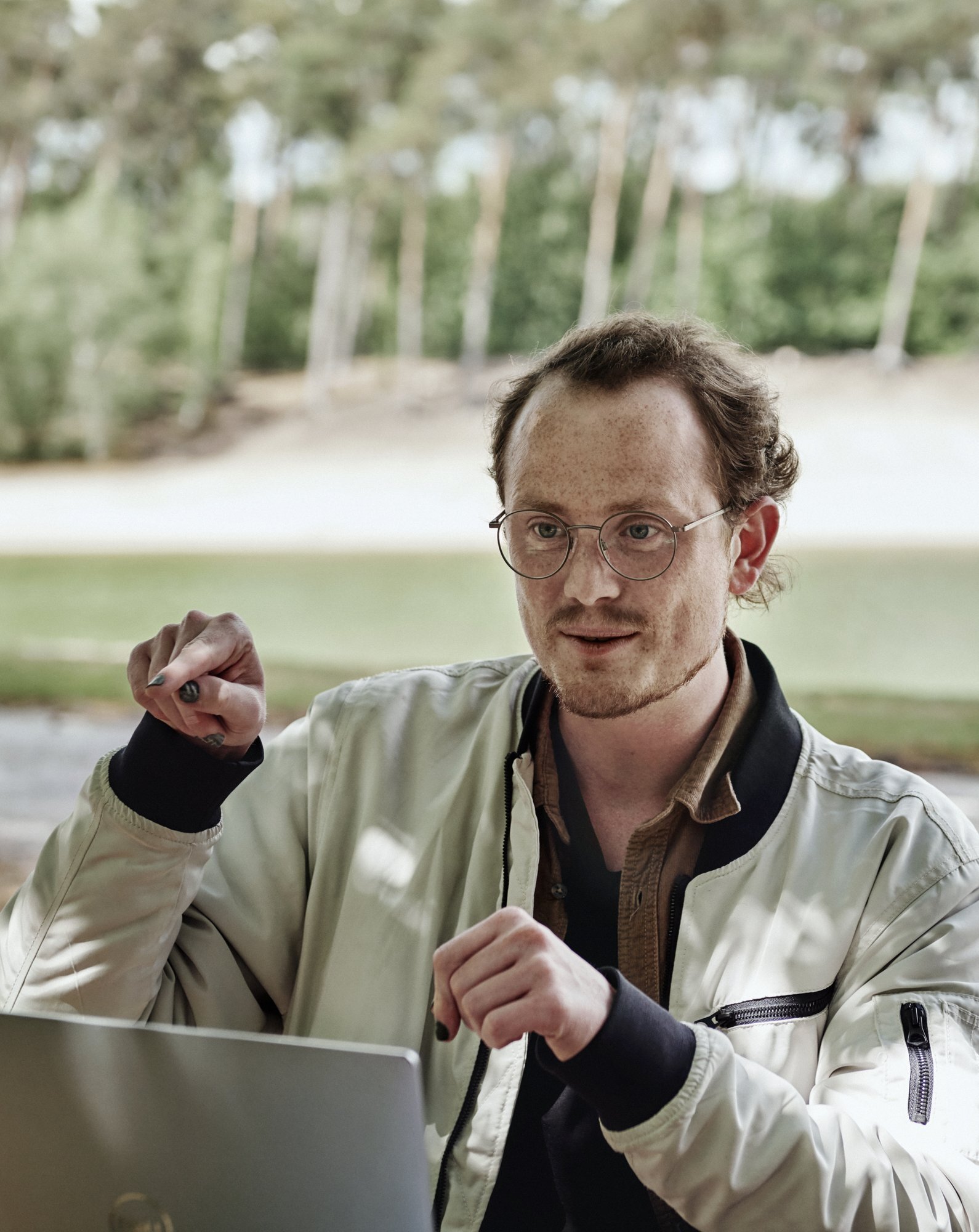 Man legt iets uit achter zijn laptop